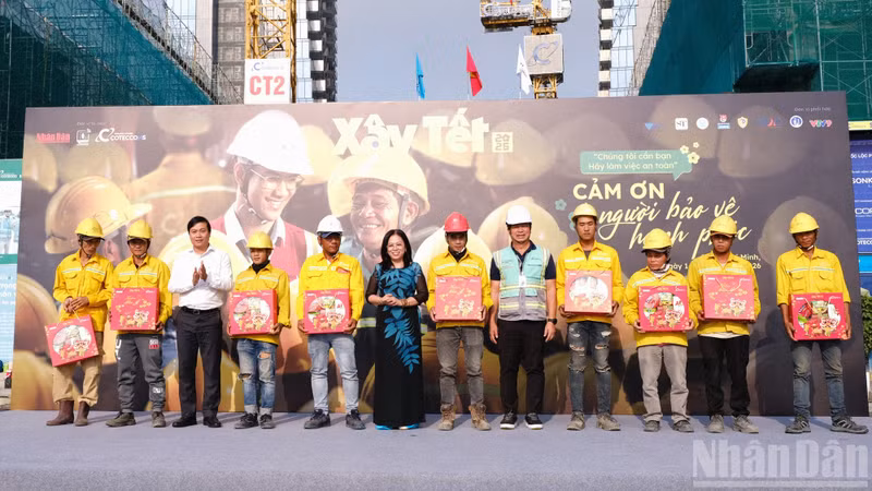 Representatives of participating units present gifts as a gesture of appreciation and gratitude to workers who have made tireless efforts throughout the past year.
