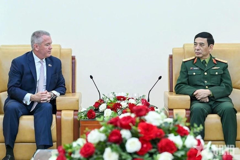 Minister of National Defence General Phan Van Giang (R) hosts Michael DeSombre, US Assistant Secretary of State for East Asian and Pacific Affairs, in Ha Noi on February 13. (Photo: qdnd.vn)