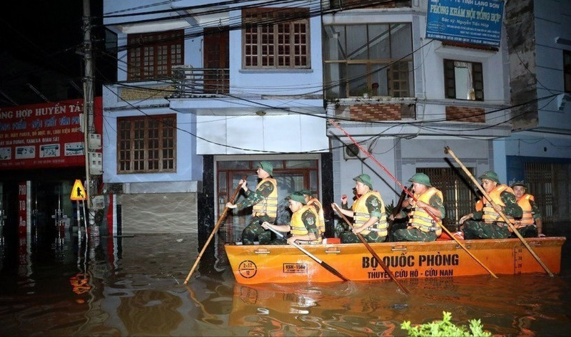 Soldiers work around the clock to support affected communities in Lang Son province. (Photo: VNA)
