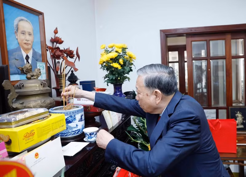 Party General Secretary To Lam offers incense in tribute to late PM Pham Van Dong. (Photo: VNA)