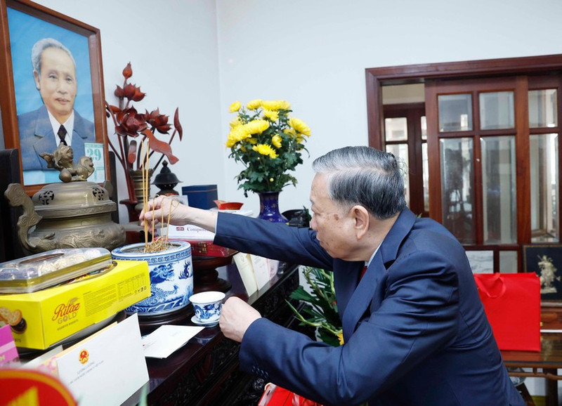 Party General Secretary To Lam offers incense in tribute to late PM Pham Van Dong. (Photo: VNA)