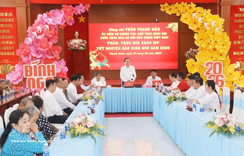 National Assembly Chairman Tran Thanh Man speaks at his meeting with 200 policy beneficiary families, poor households and those facing particularly difficult circumstances in Thanh Xuan commune, Can Tho city, on February 13. (Photo: VNA)