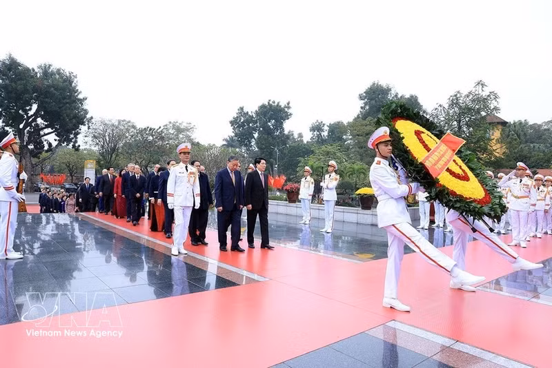 Party and State leaders pay tribute to President Ho Chi Minh at his mausoleum ahead of the Lunar New Year (Tet). (Photo: VNA)