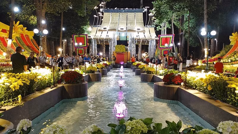 A vibrant and colourful scene at the 2026 Ho Chi Minh City Spring Flower Festival. (Photo: NGUYEN LONG)