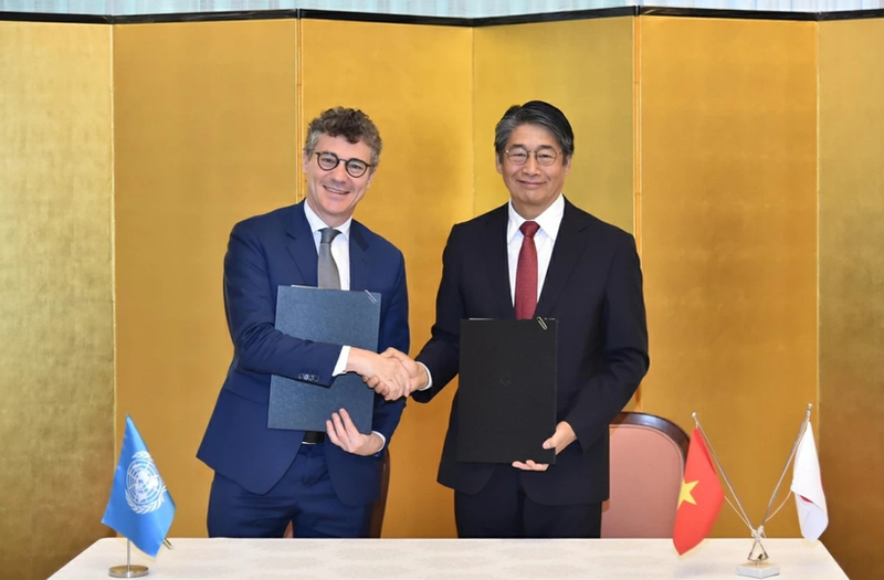 UNESCO Representative to Viet Nam Jonathan Wallace Baker and Japanese Ambassador Ito Naoki at the signing ceremony (Photo: baoquocte.vn)