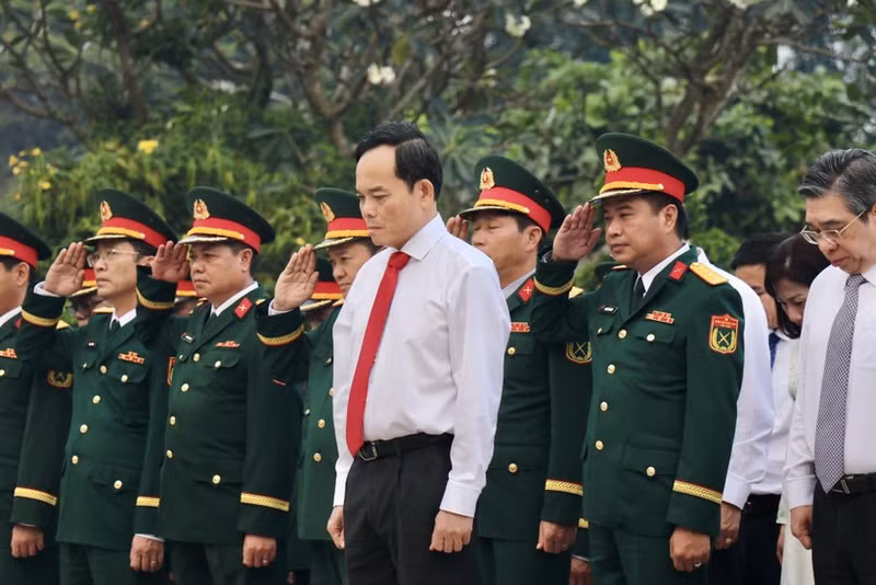 Secretary of the Ho Chi Minh City Party Committee Tran Luu Quang leads a delegation to the martyrs’ cemetery in Long Binh ward (Photo: VNA)