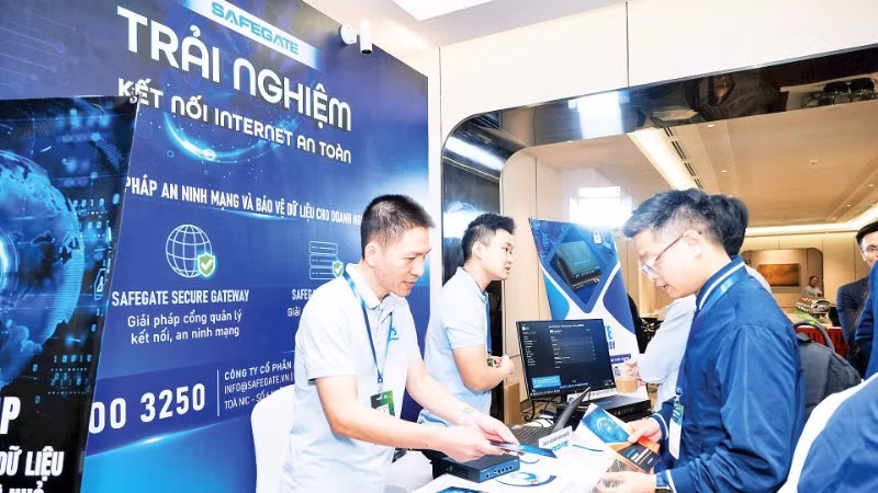 Cybersecurity and data protection solutions for small and medium-sized enterprises introduced at Internet Day 2025. (Photo: TRA MY)