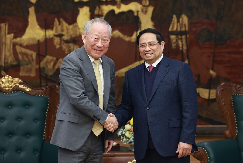 PM Pham Minh Chinh (R) and Yan Jiehe, founder of the China Pacific Construction Group (Photo: VNA)