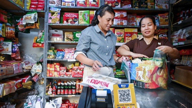 Household businesses using QR codes for cashless payments contribute to promoting financial inclusion. (Photo: THANH DAT)