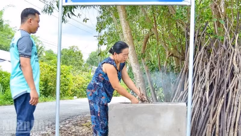 The household waste incinerator model in the U Minh Thuong area helps address rural environmental challenges.