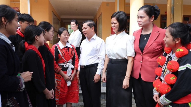 Deputy Minister of Education and Training Le Tan Dung visits students and teachers at Chiem Hoa Ethnic Boarding Lower and Upper Secondary School. (Photo: TRAN HIEP)