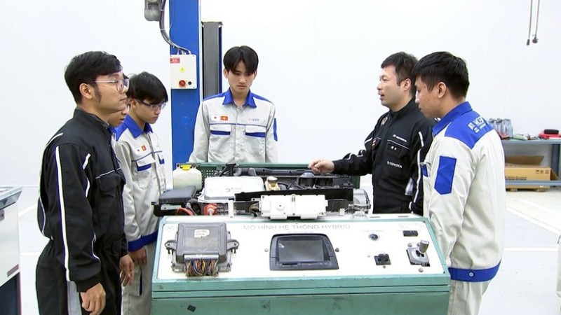 Students practise technology skills in an enterprise-linked training programme at Ha Noi College for Electro-Mechanics.