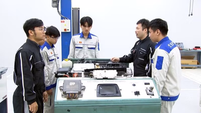 Students practise technology skills in an enterprise-linked training programme at Ha Noi College for Electro-Mechanics.