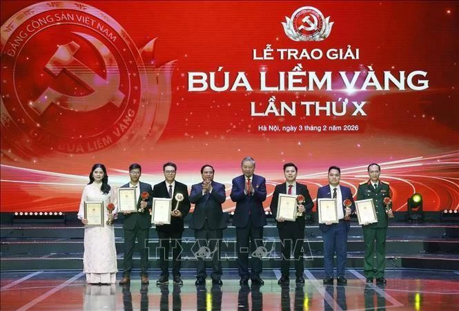 Party General Secretary To Lam and PM Pham Minh Chinh honour the first prize winners. (Photo: VNA)