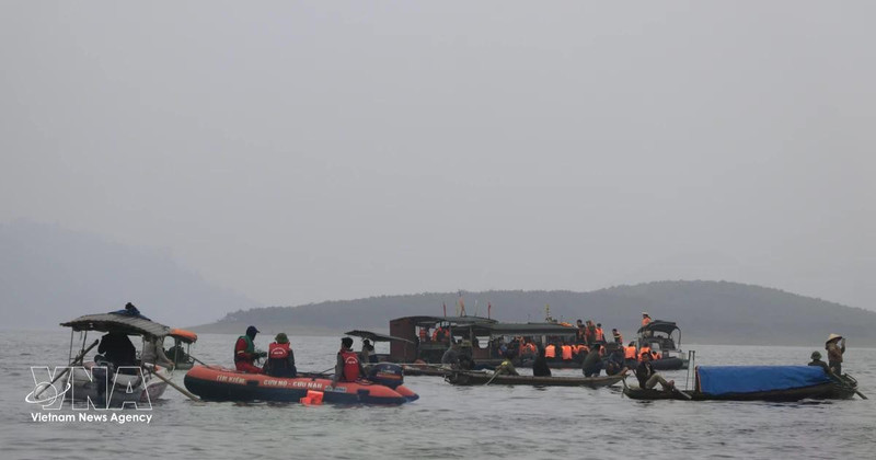 The rescue forces are searching for the missing (Photo: VNA)