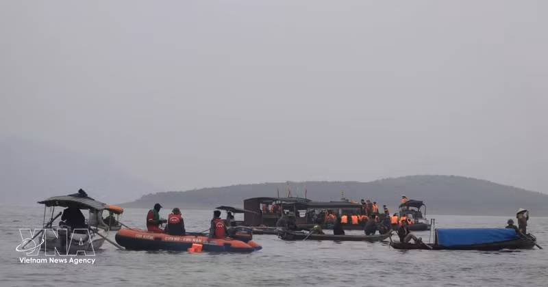 The rescue forces are searching for the missing (Photo: VNA)