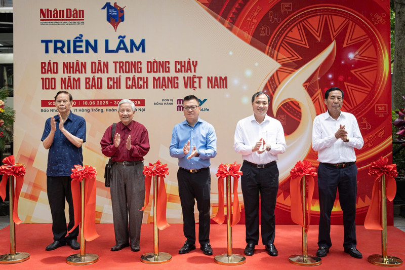 Launch event for special publications, dedicated pages and commemorative exhibition marking the 100th anniversary of Vietnamese Revolutionary Press. (Photo: SON TUNG)