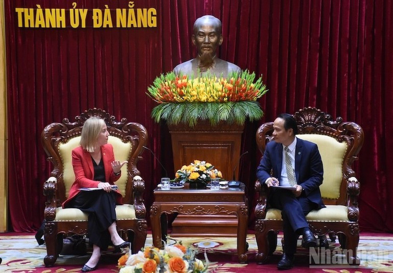 Member of the Da Nang Party Committee’s Standing Board Nguyen Dinh Vinh (R) receives Melissa A. Brown, the new US Consul General in Ho Chi Minh City.