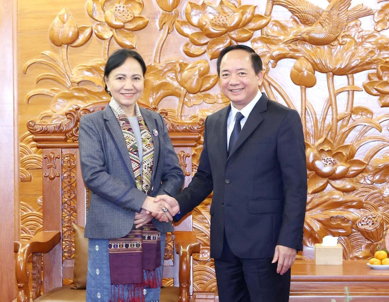 Chairman of the Communist Party of Viet Nam (CPV) Central Committee's Commission for Information, Education, and Mass Mobilisation Trinh Van Quyet (right) meets with Standing Vice President of the Lao Front for National Construction Central Committee Inlavan Keobounphanh in Ha Noi on December 5. (Photo: VNA)