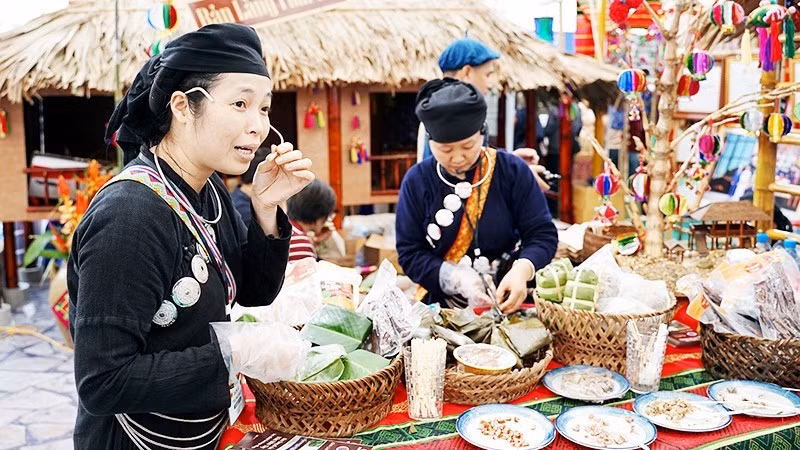 Many agricultural cooperatives livestream to introduce their products to consumers. Photo: NGUYET ANH