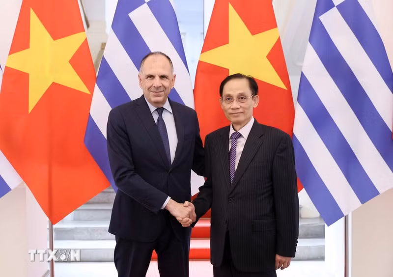 Minister of Foreign Affairs Le Hoai Trung welcomes Greek Minister of Foreign Affairs George Gerapetritis in Ha Noi on July 17 (Photo: VNA)