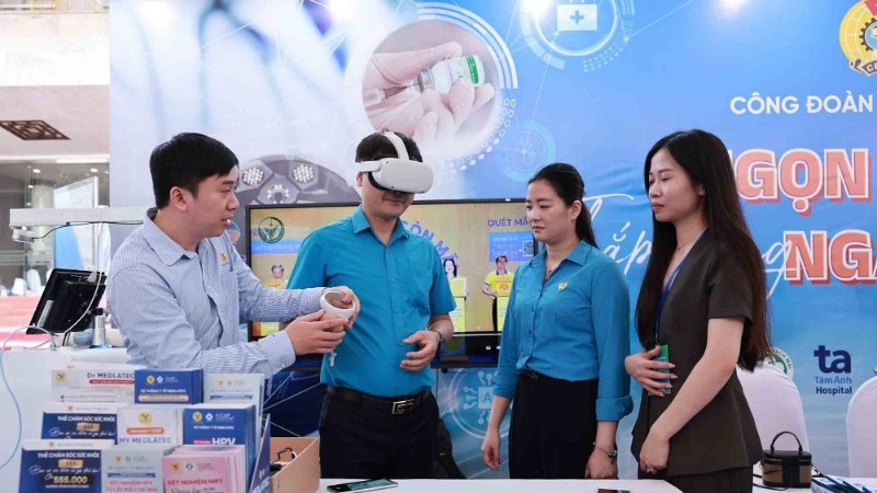 People experience some technologies and initiatives at the exhibition "Creativity Festival – Aspiration to Rise". (Photo: HAI NGUYEN)