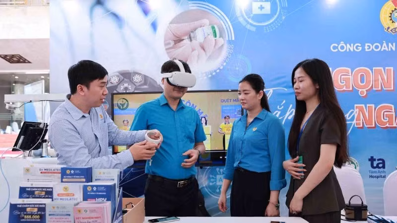 People experience some technologies and initiatives at the exhibition "Creativity Festival – Aspiration to Rise". (Photo: HAI NGUYEN)