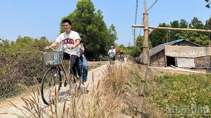 Visitors cycle to explore Thieng Lieng, Thanh An Commune, Ho Chi Minh City. (Photo: LINH BAO)