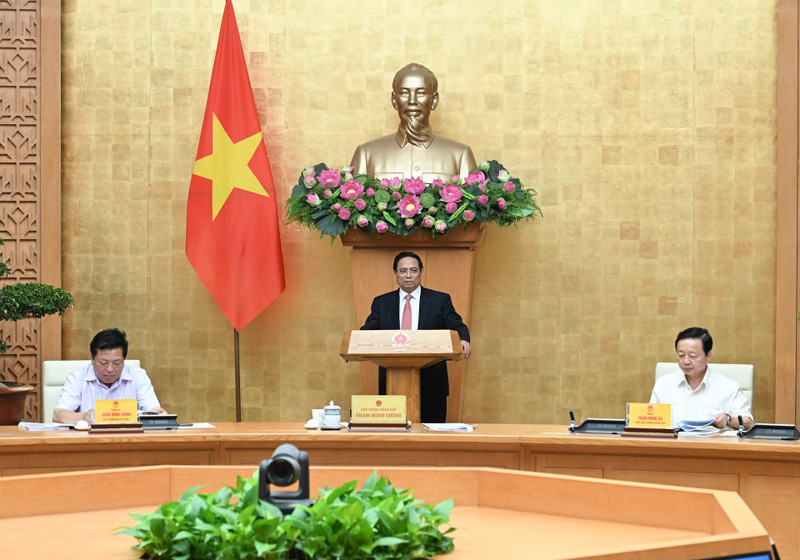 Prime Minister Pham Minh Chinh delivers his directive speech at the meeting.