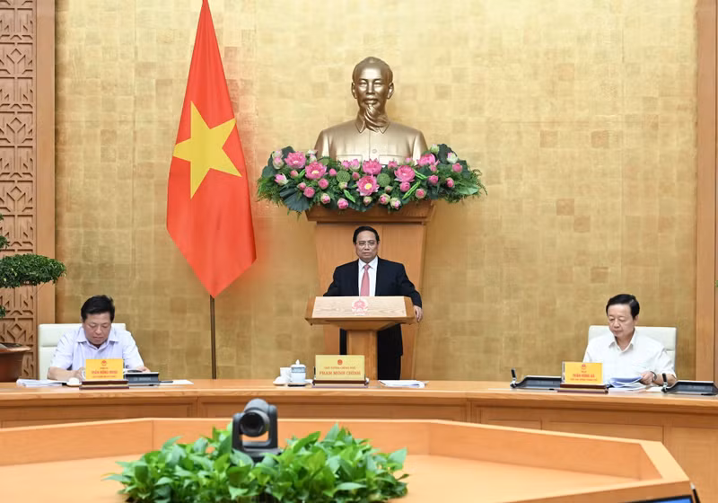 Prime Minister Pham Minh Chinh delivers his directive speech at the meeting.