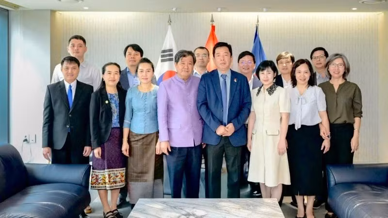 Officials of the Vietnamese Embassy and the Lao Embassy in the RoK pose for a commemorative photo. (Photo: Vietnamese Embassy in the RoK)