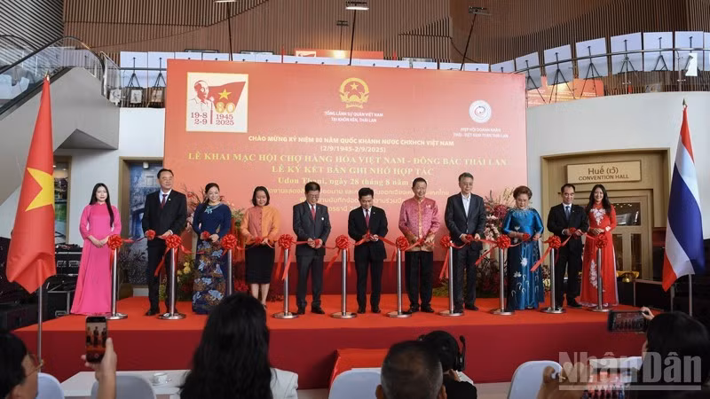 Delegates cut the ribbon to inaugurate the Viet Nam–Northeastern Thailand Goods Fair.