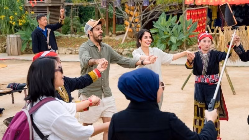 Tourists join in festive activities with locals in Ban May (Sa Pa, Lao Cai). (Photo: THANH SON)