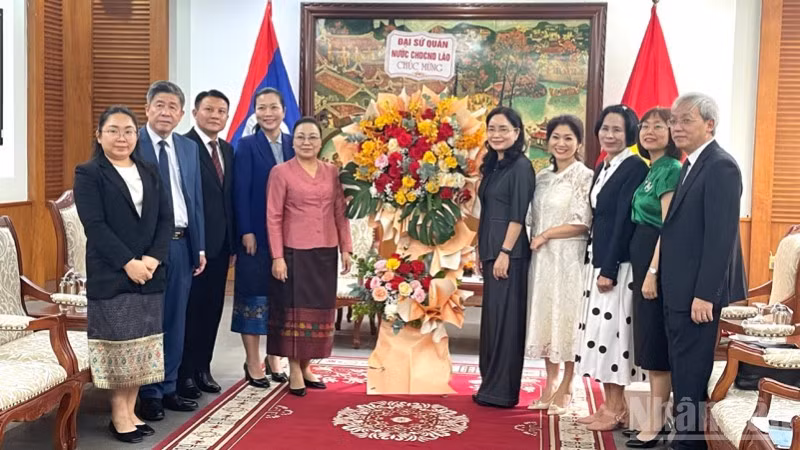 Lao Embassy officials congratulate the Ministry of Culture, Sports and Tourism on the 80th anniversary of its founding.