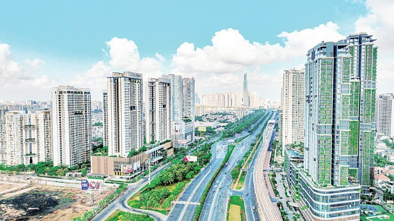 Ho Chi Minh City is rising to assert its new position. (Photo: DUY HIEU)