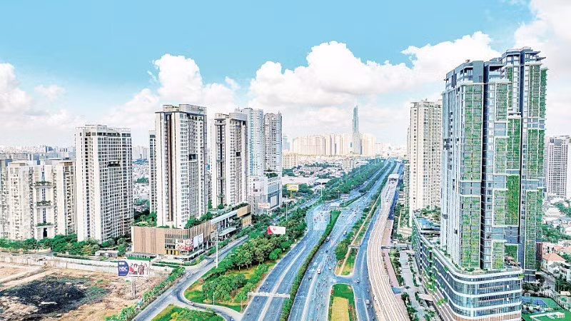 Ho Chi Minh City is rising to assert its new position. (Photo: DUY HIEU)
