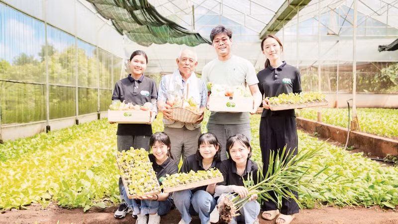 Nguyen Thien Ly (second from right) chose to support local farmers in adopting technology. (Source: HUBTECH ASIA)