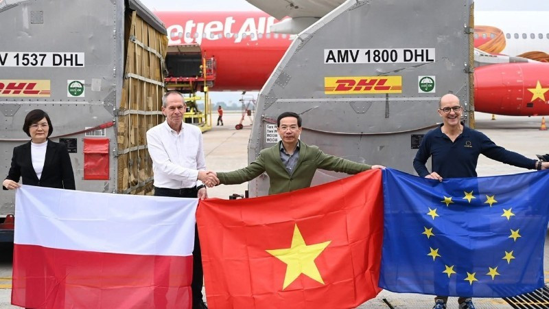 The handover ceremony for the humanitarian aid shipment from the Polish Government takes place at Noi Bai International Airport on December 28. (Photo provided by the Embassy of Viet Nam in Poland)