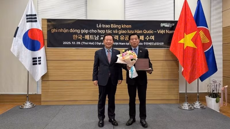 Park Hyeon Guk, Head of Bonghwa County (the RoK), presents an insignia to Vu Ho, Vietnamese Ambassador to the RoK.