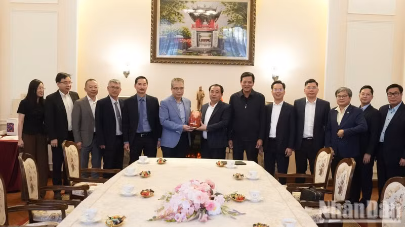 Politburo member and Secretary of the Ha Noi Party Committee Tran Duc Thang presents a gift to the Vietnamese Embassy in Russia. (Photo: THANH THE)