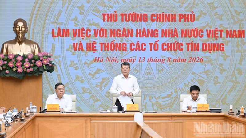 Prime Minister Le Minh Hung attends and delivers remarks at the working session.