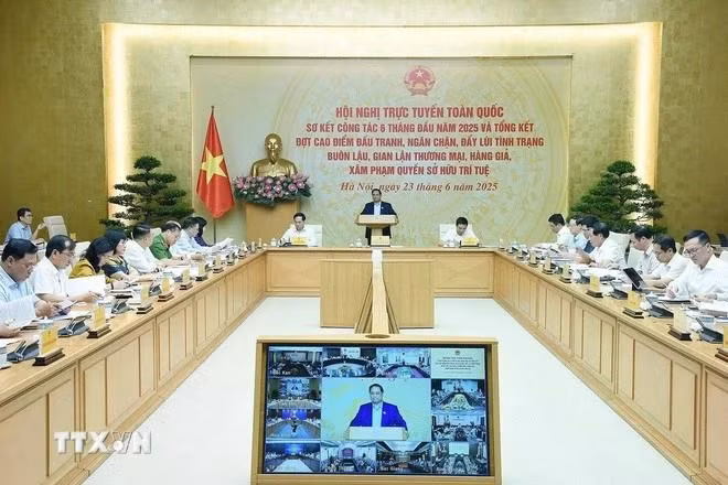 Prime Minister Pham Minh Chinh chairs a national teleconference to review the fight against smuggling, trade fraud, counterfeit goods, and intellectual property rights infringement. (Photo: VNA)