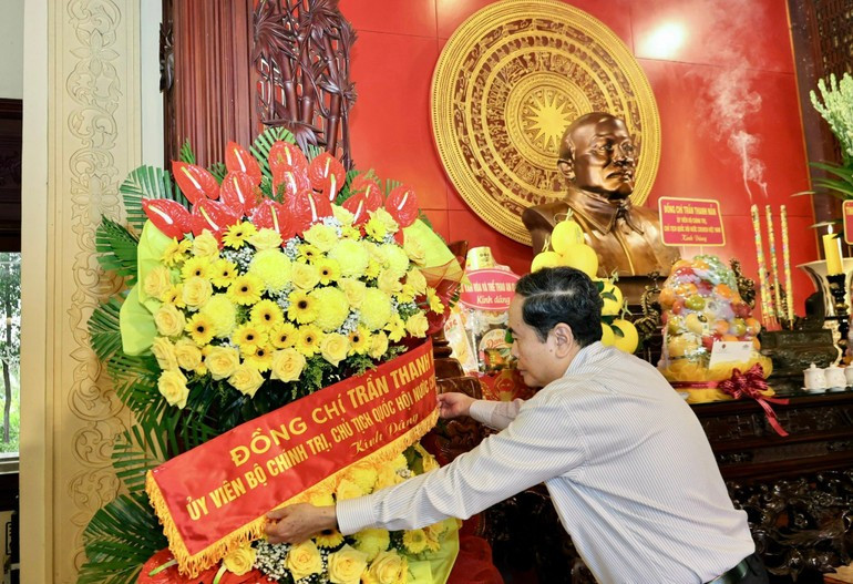 Chairman Tran Thanh Man offers flowers and incense at the Special National Relic Site dedicated to President Ton Duc Thang.