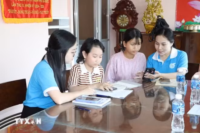 Children are guided to search for videos on maternal and child safety on the TikTok platform. (Photo: VNA)