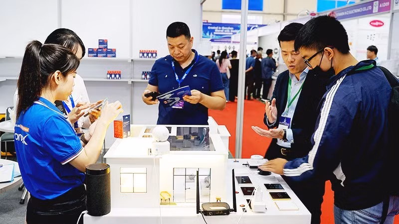 Smart electrical devices developed by Vietnamese enterprises showcased at a technology exhibition. Photo: BAC SON