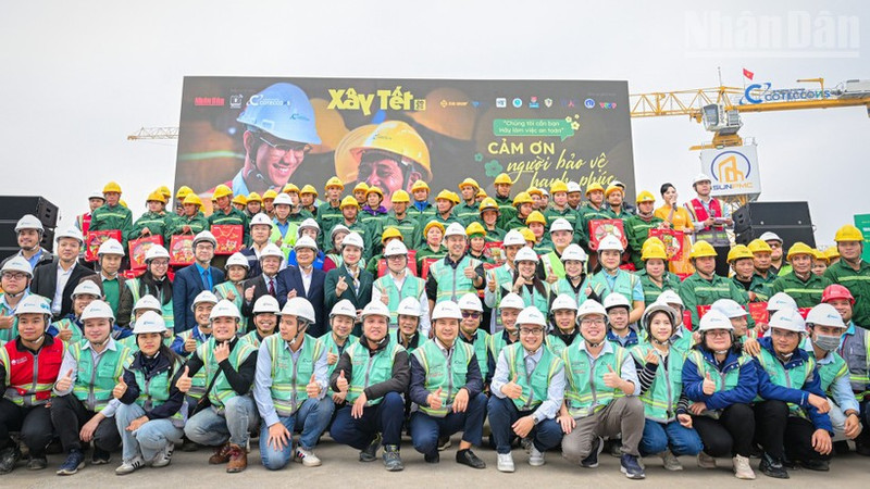 More than 1,000 gift packages have been delivered directly to construction workers at two major projects in Ha Noi.