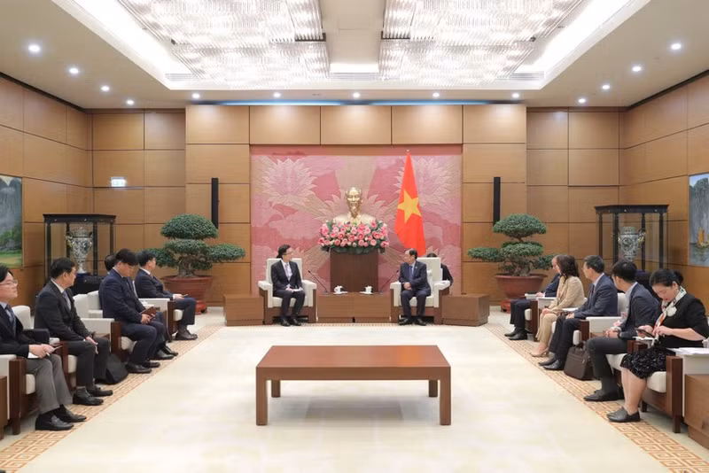 Vice Chairman of the National Assembly Le Minh Hoan receives Park Soon Cheol, Vice President and Chief Financial Officer (CFO) of Samsung Electronics, in Ha Noi on December 5, 2025. Photo: VNA