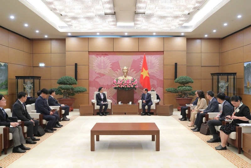 Vice Chairman of the National Assembly Le Minh Hoan receives Park Soon Cheol, Vice President and Chief Financial Officer (CFO) of Samsung Electronics, in Ha Noi on December 5, 2025. Photo: VNA