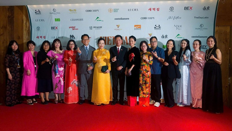 The Vietnamese delegation on the event’s red carpet. (Photo: VFDA)