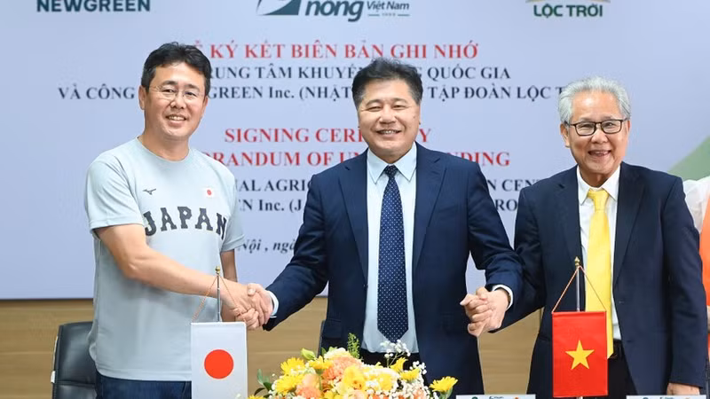 Representatives of the National Agricultural Promotion Centre, Loc Troi Group and Newgreen Co., Ltd. (Japan) at the MoU signing ceremony. (Photo: JICA)